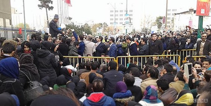 تجمع جمعی از اعضای مسکن مهر پردیس در مقابل مجلس